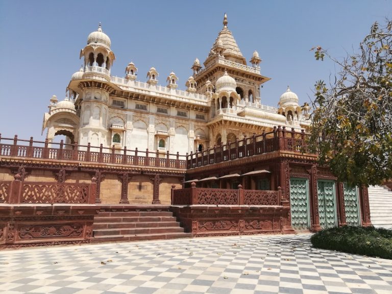 Unconventional Ways to Experience a Destination with a Tourist Guide